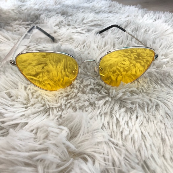 Vintage yellow PVC bag & brand new matching yellow sunglasses from Monarch Tokyo - Picture 3 of 3